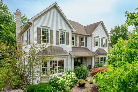 48 Stratford Rd, Hudson, OH 44236
