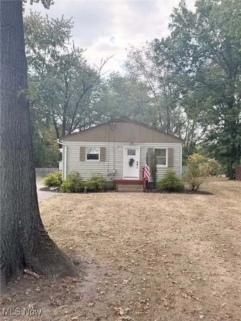 1422 Pin Oak Dr, Akron, OH 44312