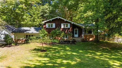2981 Hemlock Dr, Willoughby Hills, OH 44094
