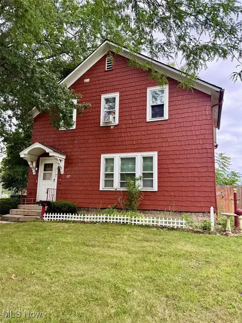 227 6th St, Elyria, OH 44035 photo 2