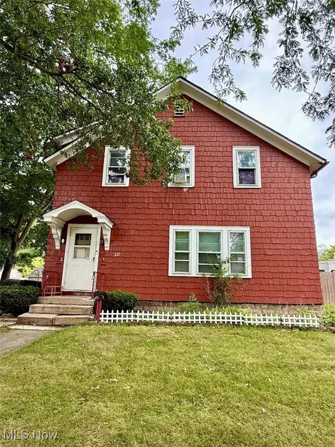 227 6th St, Elyria, OH 44035 photo 3