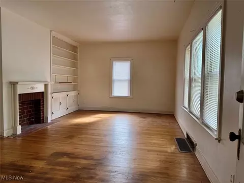 227 6th St, Elyria, OH 44035 photo 4