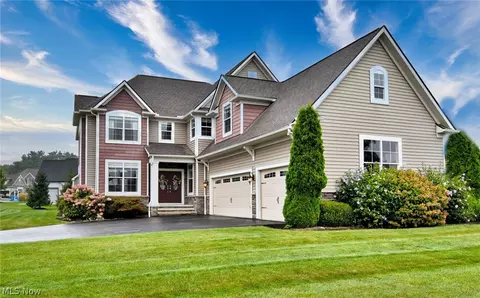 17581 Gates Landing Dr, Chagrin Falls, OH 44023