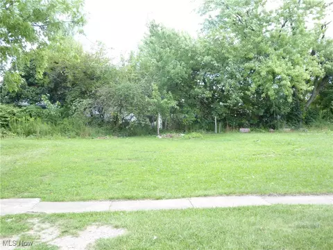 2067 W 106th St, Cleveland, OH 44102