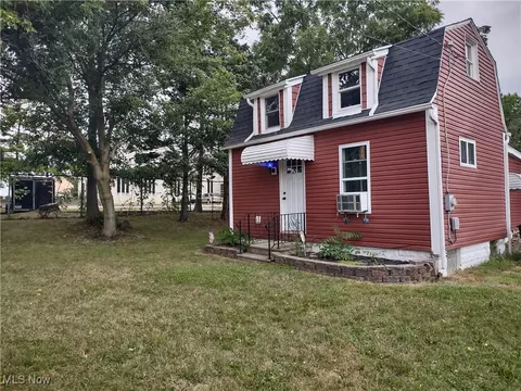 1511 Acoma Dr, Akron, OH 44306
