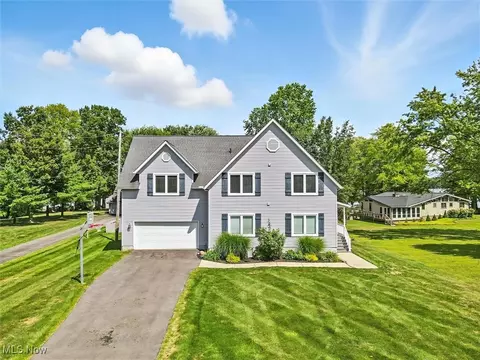 490 Peacock Ln, Roaming Shores, OH 44084