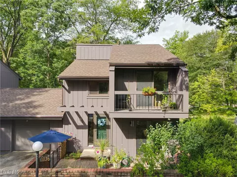 1036 Canyon View Rd, Sagamore Hills, OH 44067