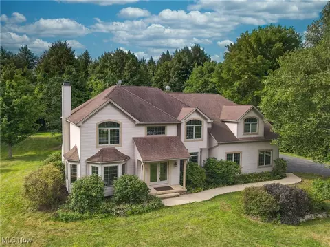 10735 Dawson Dr, Chagrin Falls, OH 44023