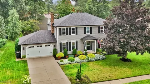 10141 Huntington Park Dr, Strongsville, OH 44136