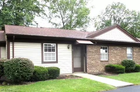 906 Nob Hill Dr #3, Niles, OH 44446