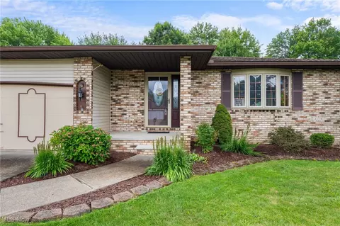 6015 Ely Vista Dr, Parma, OH 44129 photo 2