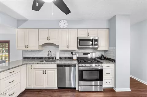 6015 Ely Vista Dr, Parma, OH 44129 photo 5