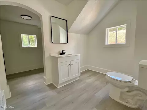 Bath - 738 Longview Ave, Akron, OH 44307 photo 3 of 4