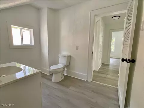 Bath - 738 Longview Ave, Akron, OH 44307 photo 4 of 4