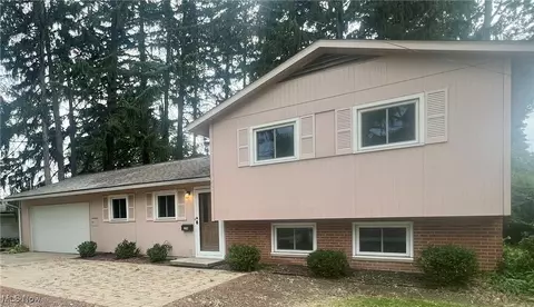 218 Nobottom Rd, Berea, OH 44017