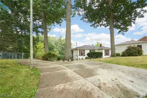4577 Rex Lake Dr, Akron, OH 44319