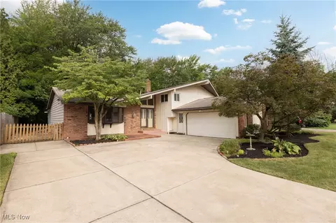 5642 Dorothy Dr, North Olmsted, OH 44070