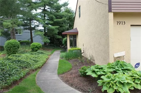 1913 Brookwood Dr, Akron, OH 44313