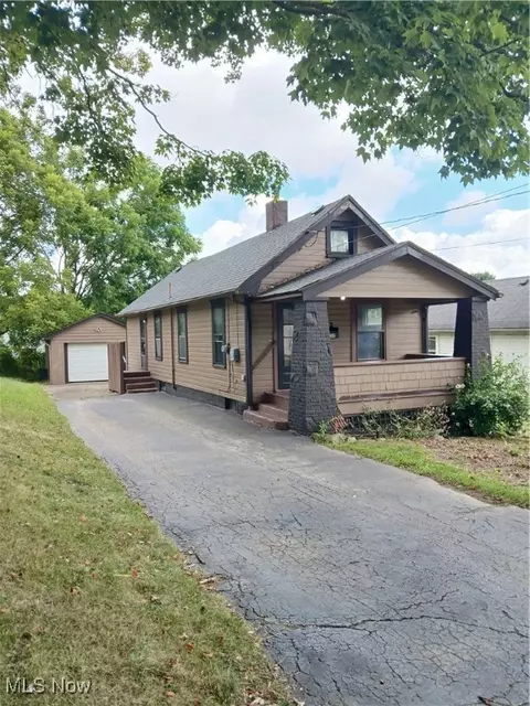 32 E Faith St, Struthers, OH 44471