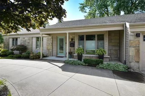 5092 Meadow Wood Blvd, Lyndhurst, OH 44124
