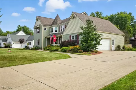 61 Lake Forest Dr, Hudson, OH 44236