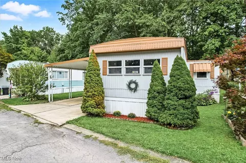 130 Hickory Ln SW, Warren, OH 44481