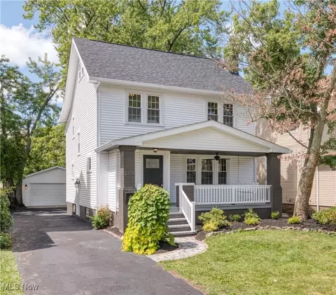 2108 Hampstead Rd, Cleveland Heights, OH 44118