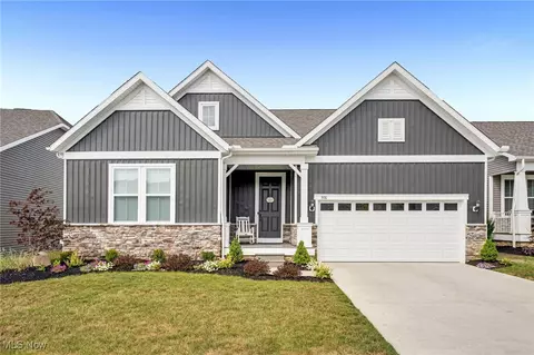 3930 Crest View Dr, Uniontown, OH 44685