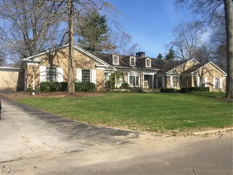 409 Country Club Dr NE, Howland, OH 44484