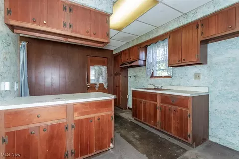 Kitchen - 1325 W 4th St, Ashtabula, OH 44004 photo 1 of 3