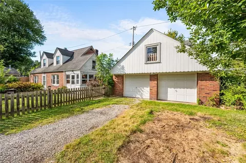 650 Mannering Rd, Eastlake, OH 44095