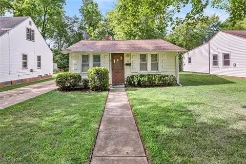 28 Ledgewood Dr, Bedford, OH 44146
