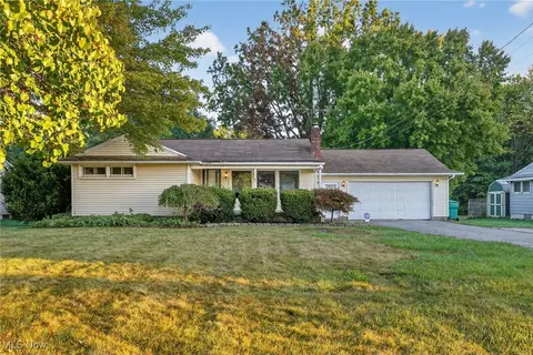 6102 Mccartney Rd, Lowellville, OH 44436