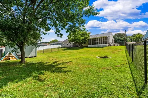 117 E 6th St, Williamstown, WV 26187 photo 2