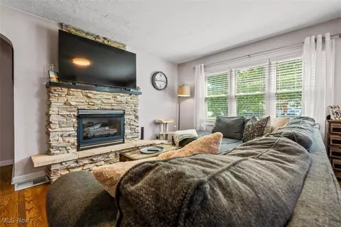 117 E 6th St, Williamstown, WV 26187 photo 4