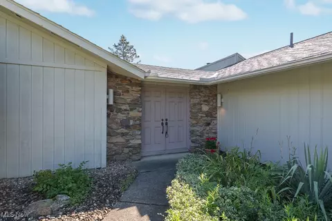 22300 Rock Creek Cir, Strongsville, OH 44149