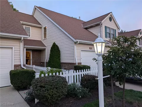 4825 Hawthorn Ln #25, Westlake, OH 44145