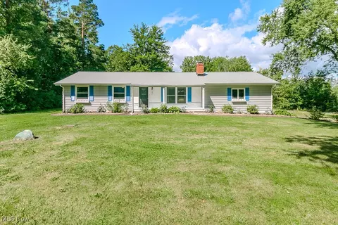 19108 Haskins Rd, Chagrin Falls, OH 44023