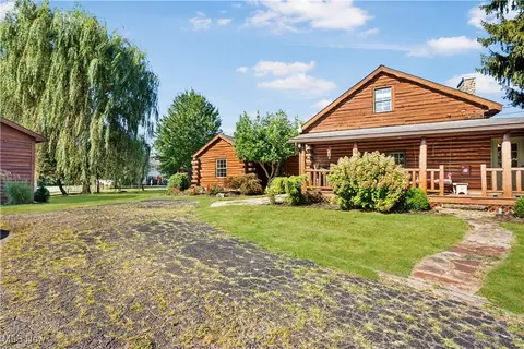 6756 Edison St NE, Hartville, OH 44632