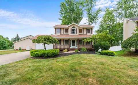 906 Cottonwood Ct, Eastlake, OH 44095