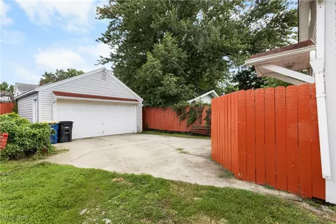 Exterior - 1733 W 7th St W, Ashtabula, OH 44004 photo 2 of 8