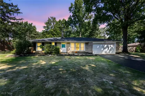 1555 Bonnie Rd, Macedonia, OH 44056