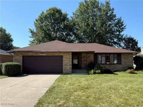 7446 Pinewood Dr, Middleburg Heights, OH 44130