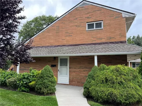 21872 River Oaks Dr #1H, Rocky River, OH 44116