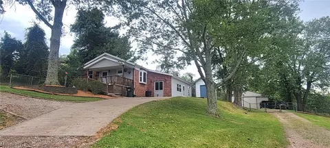 1103 Farson St, Belpre, OH 45714