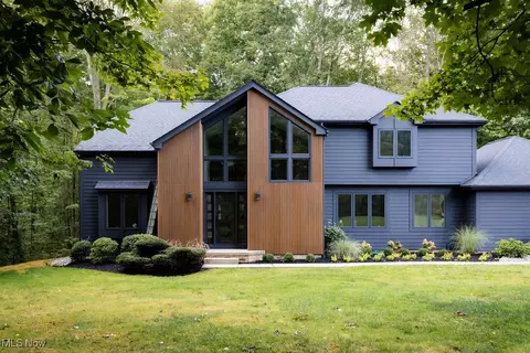 17860 Northwood Lakes Dr, Chagrin Falls, OH 44023