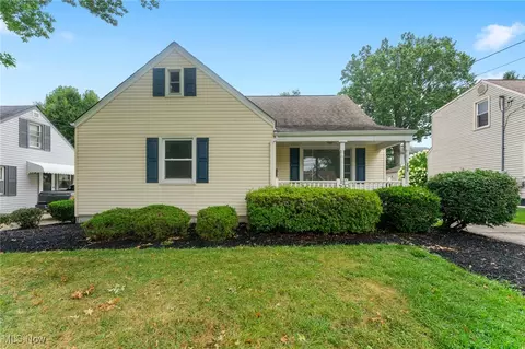 239 Elmwood Dr, Hubbard, OH 44425