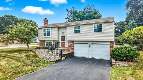 7797 Raglan Dr, Howland, OH 44484