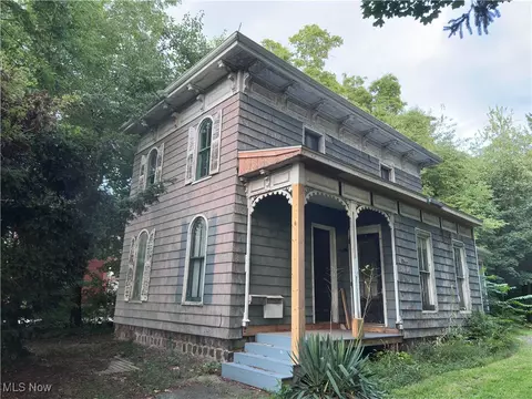 484 E Main St, Geneva, OH 44041