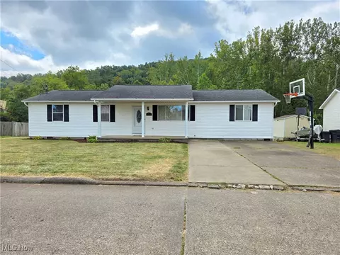 507 Dickens Dr, Mineral Wells, WV 26150